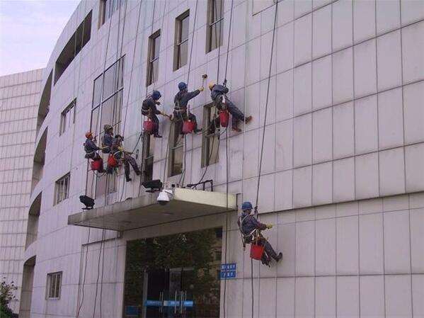 鄭州玻璃幕牆清洗 鄭州玻(bō)璃幕牆清洗
