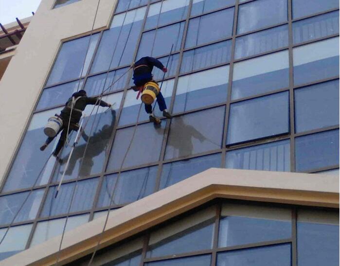 鄭州(zhōu)玻璃幕牆清洗 鄭州玻璃幕牆清洗